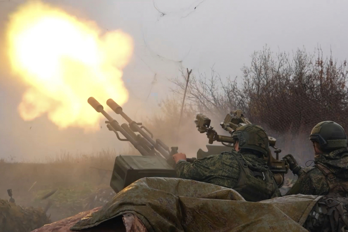 Binh sĩ quân đội Nga khai hỏa để bắn hạ máy bay không người lái tại một địa điểm không được tiết lộ ở Ukraine hôm 7/11/2025. Ảnh: AP