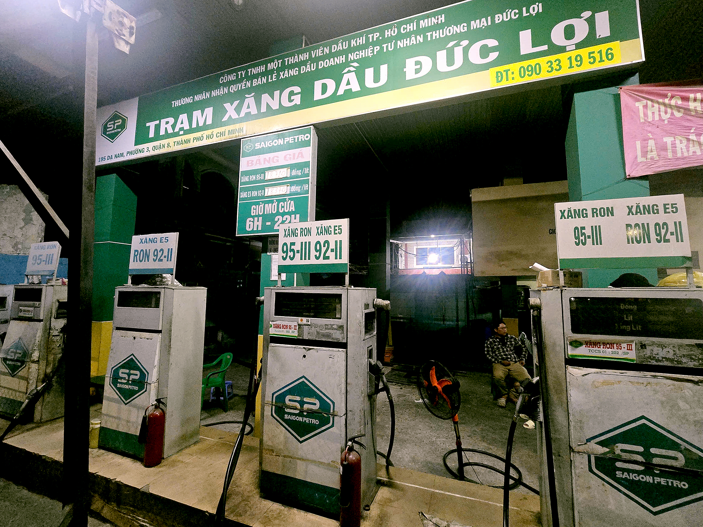 Công an TP.HCM triệt phá đường dây sản xuất xăng RON A95 giả quy mô lớn - Ảnh 2.