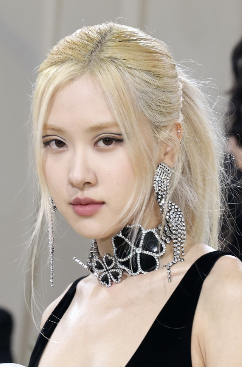 Rosé hãy đổi stylist cho bớt 