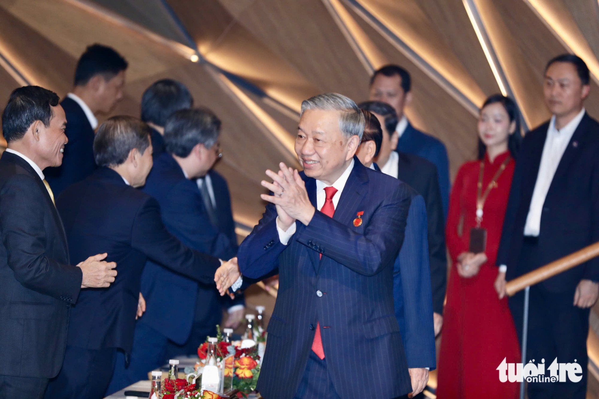 Búa liềm vàng - Ảnh 2.