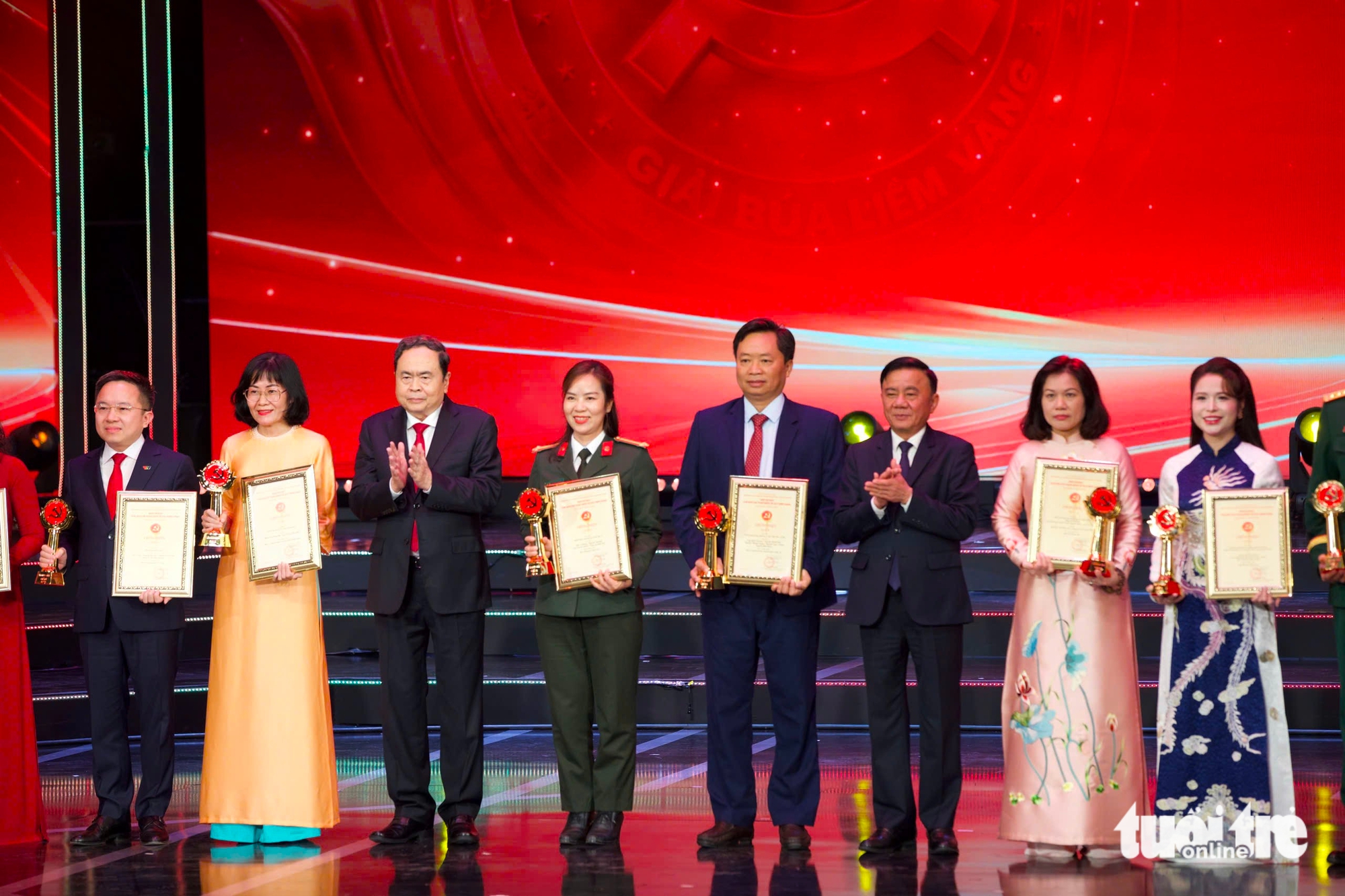 Búa liềm vàng - Ảnh 9.