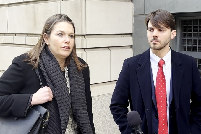 Charles Chaz Littlejohn (phải) và luật sư bào chữa bên ngoài tòa án ở thủ đô Washington tháng 1/2024. Ảnh: WSJ