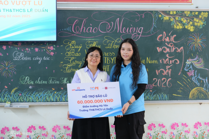 Đại diện đoàn tài trợ trao bảng tài trợ tượng trưng cho điểm trường Hà Yến, thuộc Trường TH-THCS Lê Duẩn, xã Tuy An Đông, chiều 3/2. Ảnh: Quỳnh Nguyễn