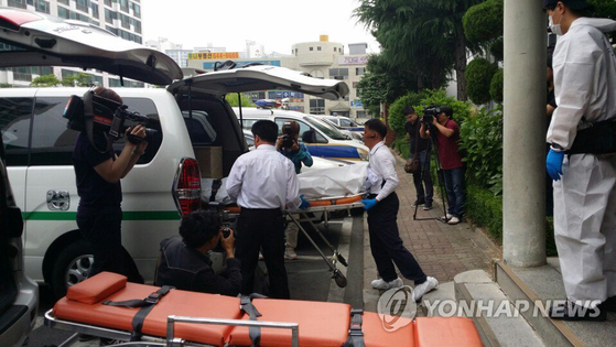 Nhà chức trách đưa thi thể hai nạn nhân của Jang Jae-jin rời khu chung cư ở quận Dalseo, Daegu, ngày 20/5/2014. Ảnh: Yonhap