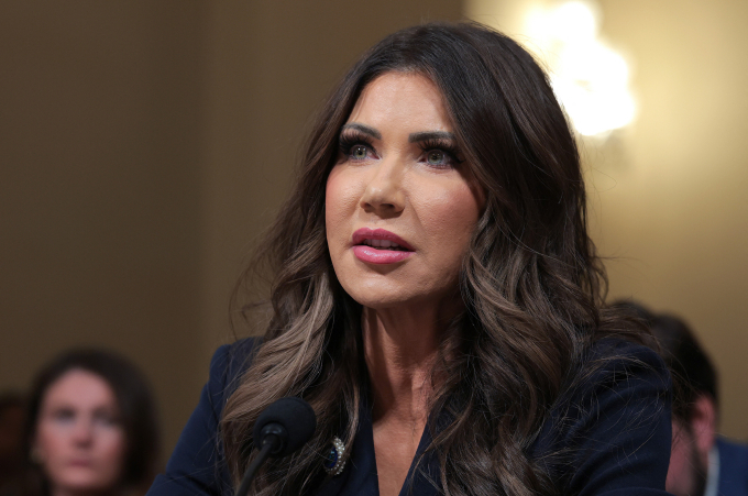 Bộ trưởng An ninh Nội địa Mỹ Kristi Noem điều trần trước Ủy ban An ninh Nội địa Hạ viện tại Washington hôm 11/12/2025. Ảnh: AFP