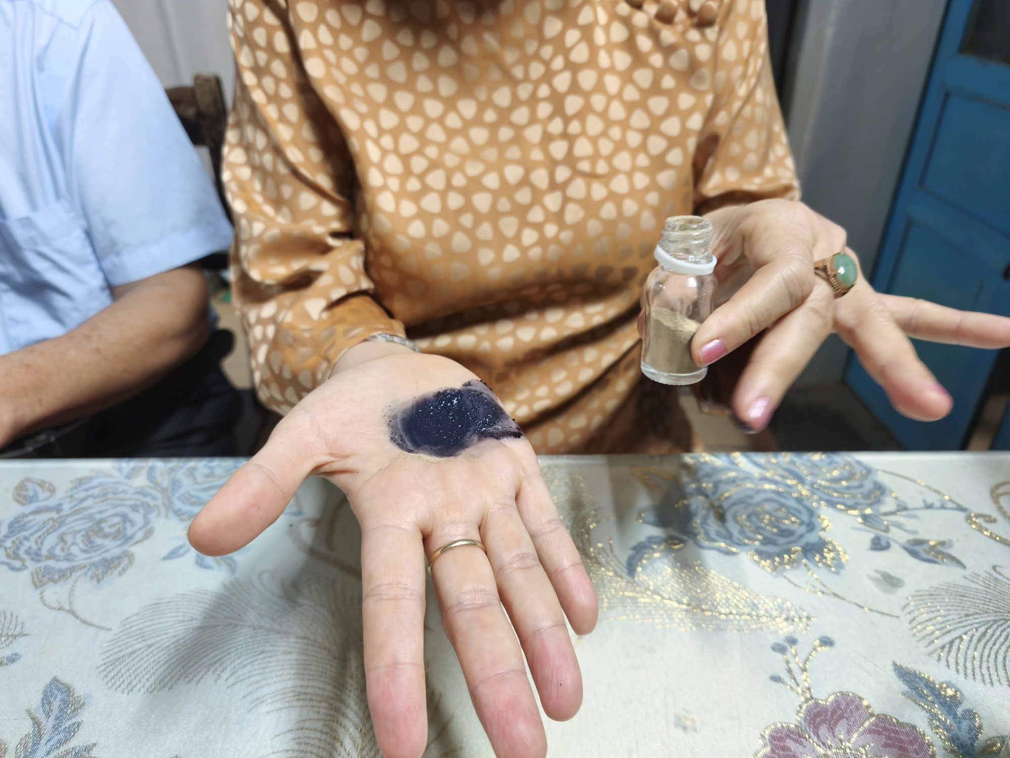 Người giữ bí kíp thuốc nhuộm răng đen- Ảnh 3.