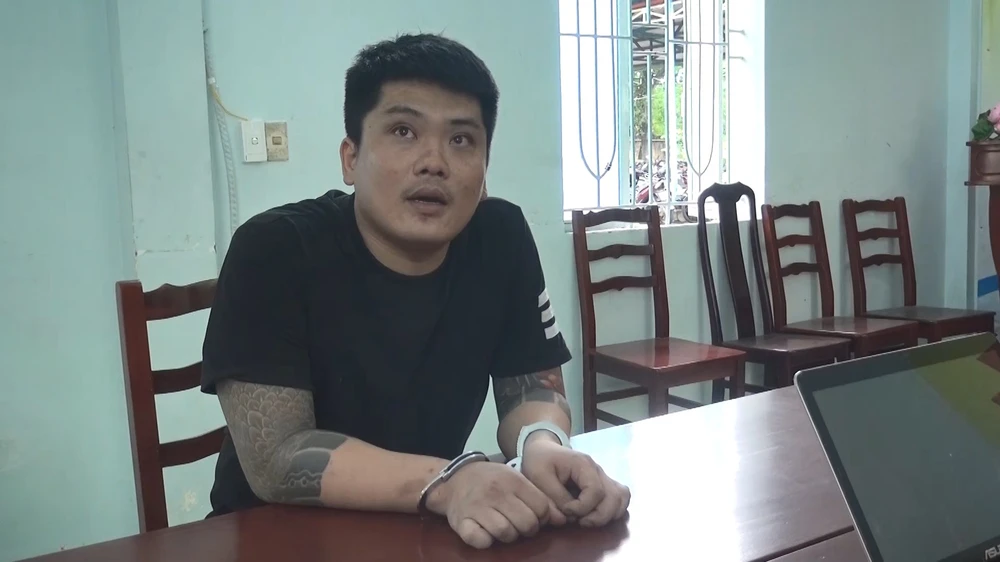 Công an TP.HCM lấy lời khai với Cường. Ảnh: CA huynh-cao-cuong-duc-nang-thang-so-va-chieu-tro-kinh-doanh-tren-su-tuyet-vong-cua-dong-bao (4).jpg