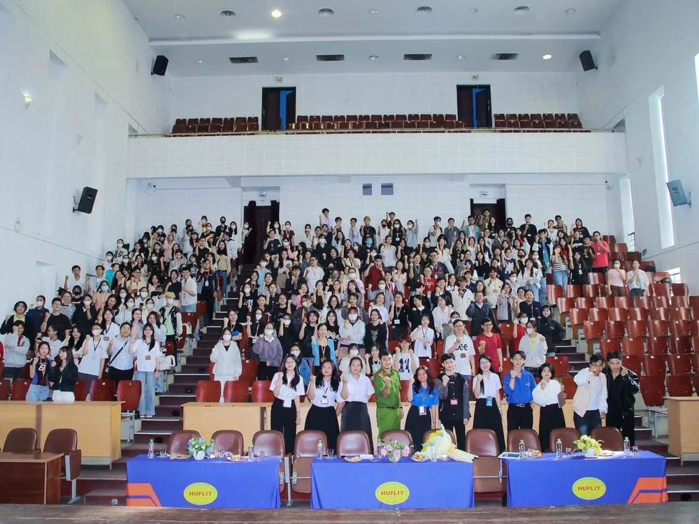 PC02 có buổi tuyên truyền cho các sinh viên đại học về thủ đoạn lừa đảo của tội phạm công nghệ cao thời gian gần đây. Ảnh: CA cong-an-tp-hcm-cuu-nu-sinh-bi-cong-an-dom-ban-online-qua-campuchia-1.jpeg