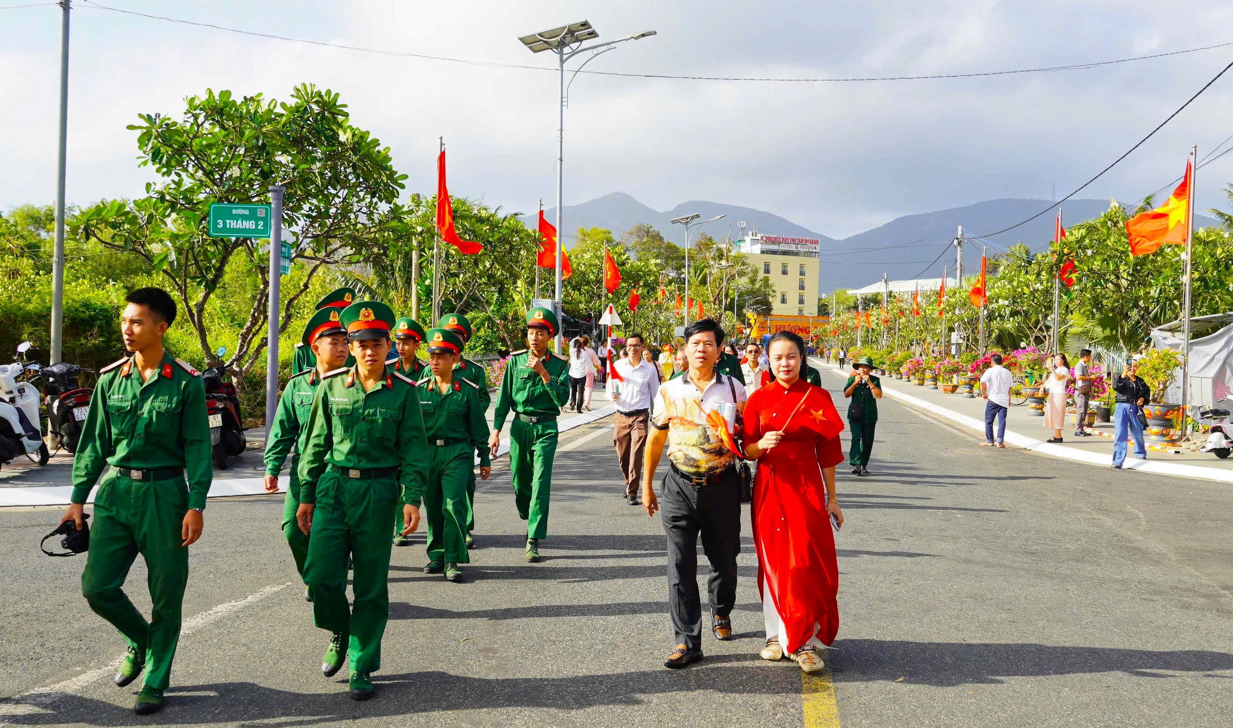 TP.HCM lên kế hoạch đưa cán bộ, công chức về nguồn tại Côn Đảo hằng năm - Ảnh 2.