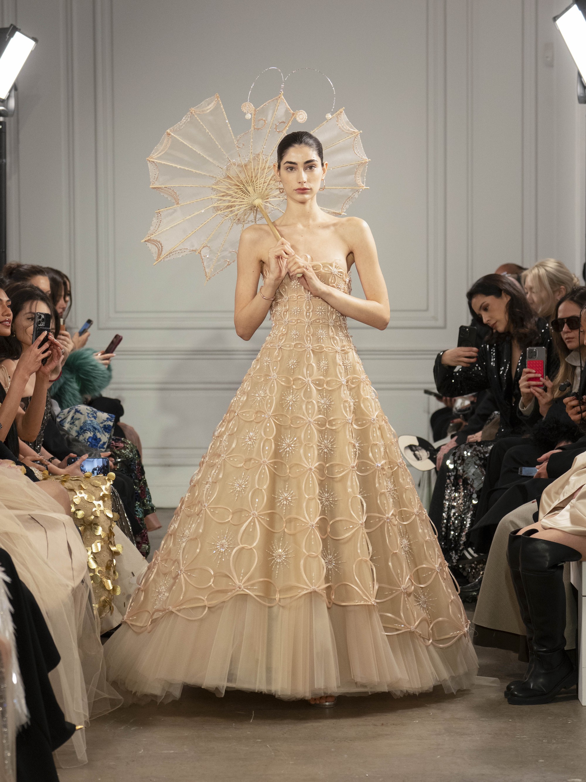 Nhà thiết kế Việt tỏa sáng tại Tuần lễ thời trang cao cấp Paris - Ảnh 2.