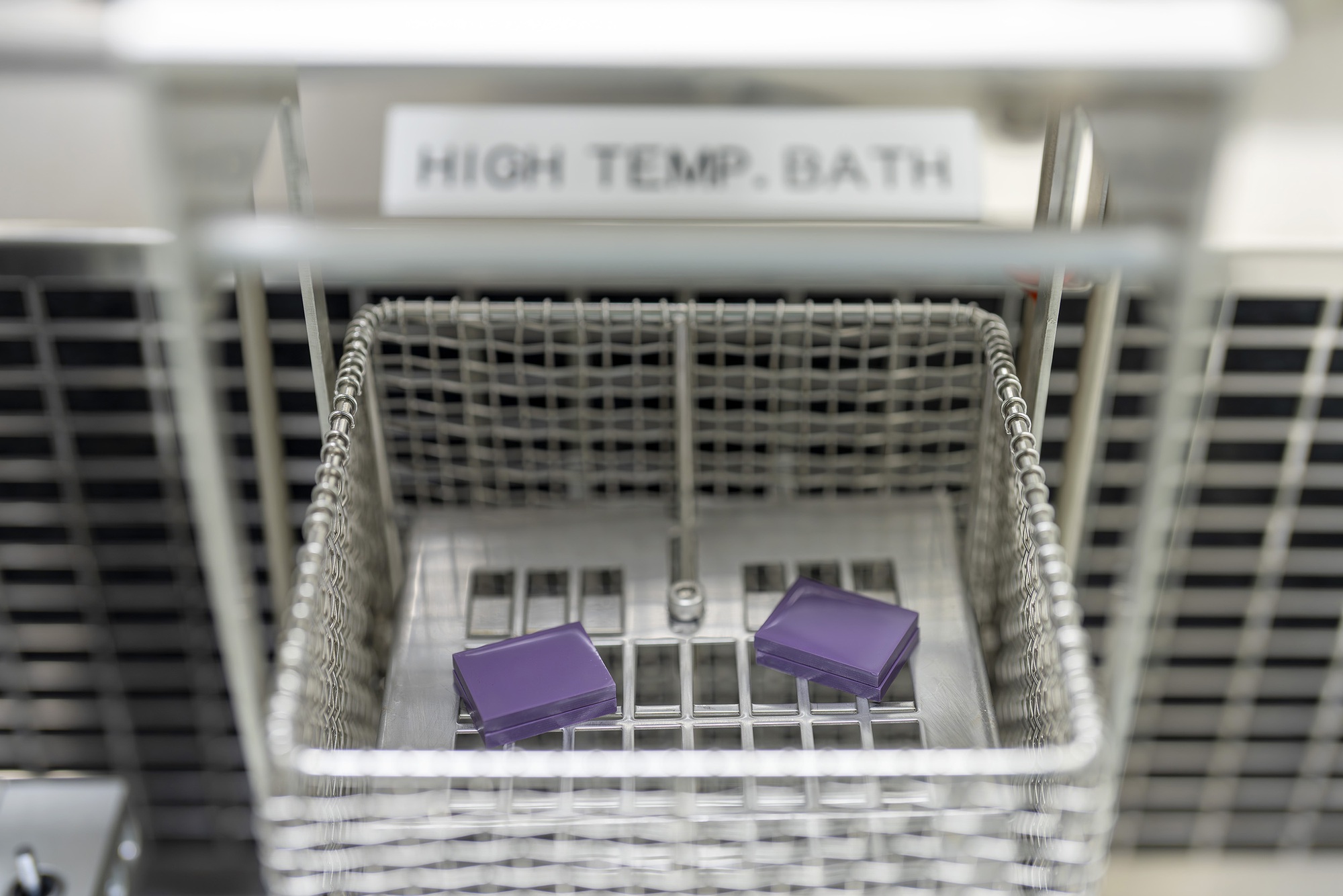 Lần đầu ghé “phòng thí nghiệm độ bền” iPhone tại Singapore: Tận mắt thấy Apple nhúng nước sôi, quăng quật sản phẩm!- Ảnh 3.