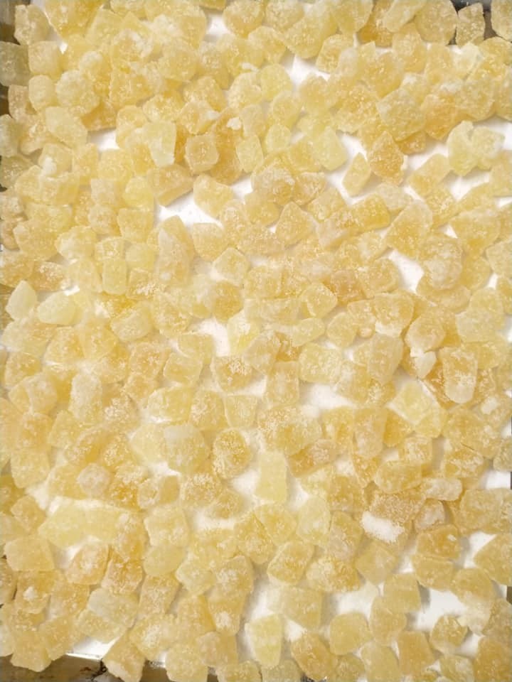 Cùi bưởi đổ ra khay, để nguội. (Ảnh: Thái Hoài Khánh)