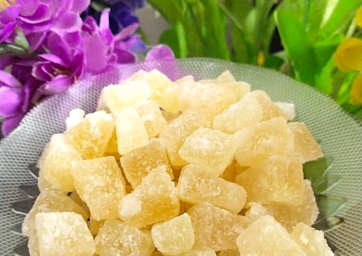 Chị em nội trợ khéo léo biến phần cùi thành món kẹo thơm ngon, trong suốt, giòn dai. (Ảnh: Thái Hoài Khánh)