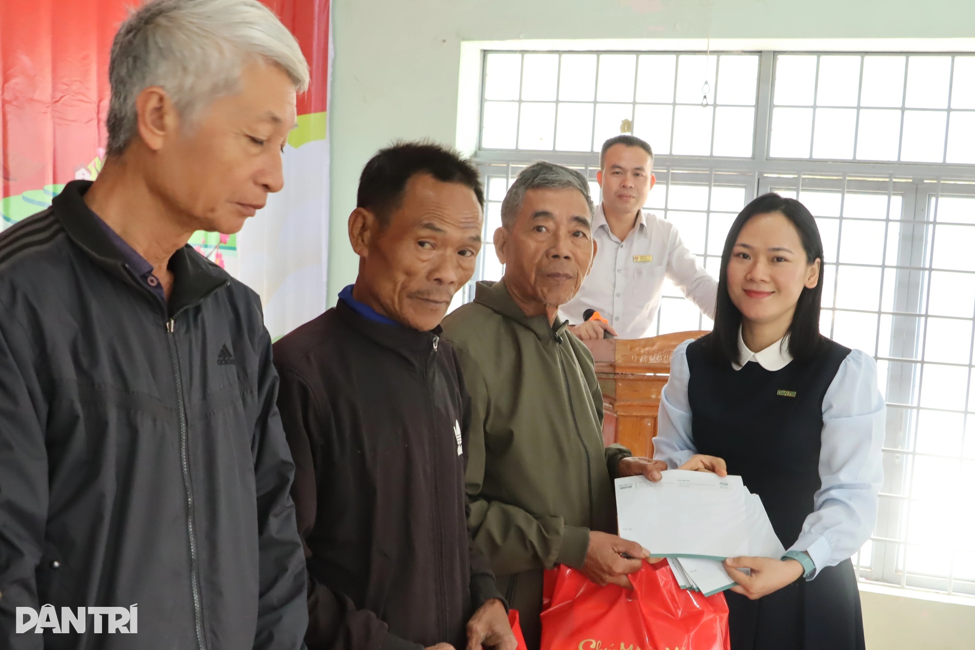Nhận quà Tết từ Dân trí, bà con rất ấm lòng - 4
