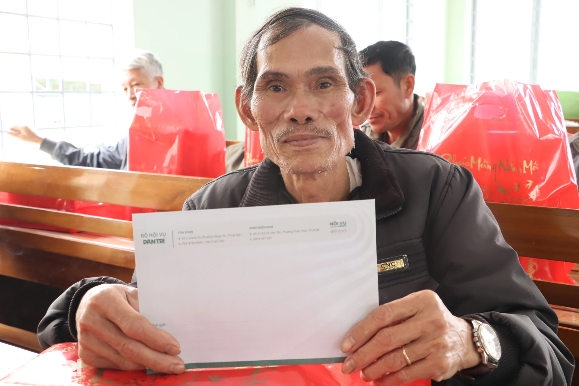 Nhận quà Tết từ Dân trí, bà con rất ấm lòng - 6