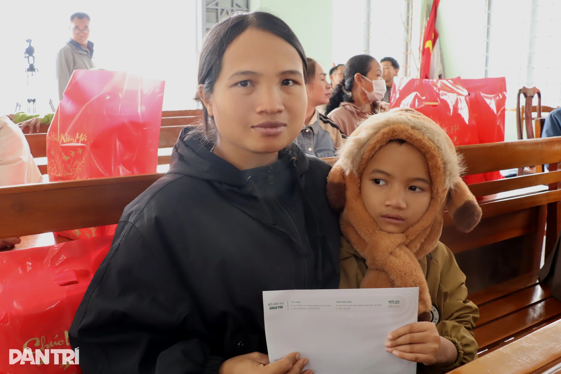 Nhận quà Tết từ Dân trí, bà con rất ấm lòng - 7