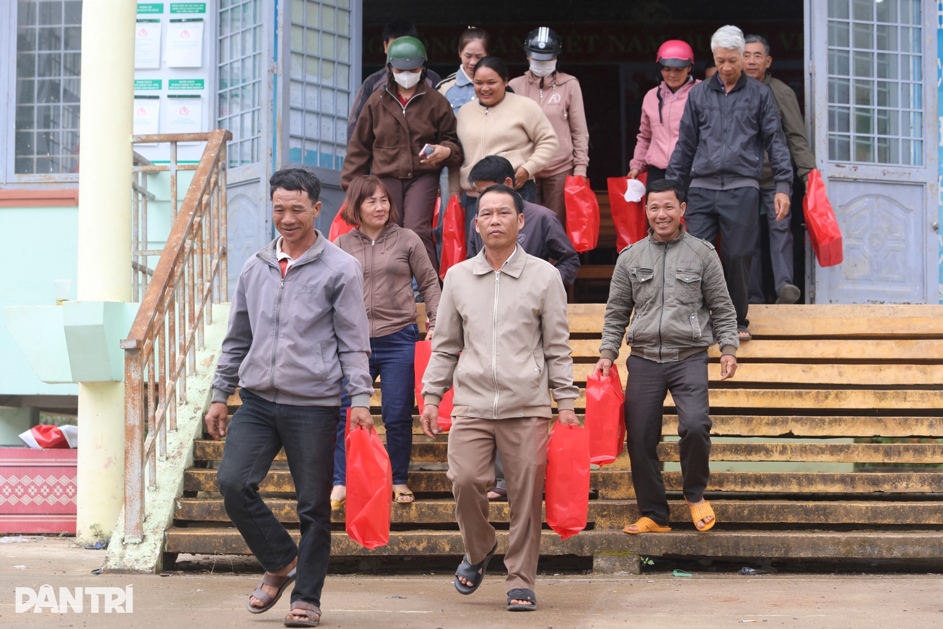 Nhận quà Tết từ Dân trí, bà con rất ấm lòng - 10