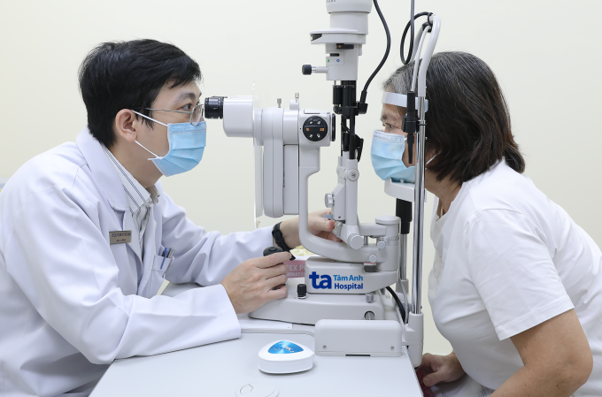 Bác sĩ Tùng khám mắt cho bà Nga bằng đèn khe. Ảnh: Bệnh viện Đa khoa Tâm Anh