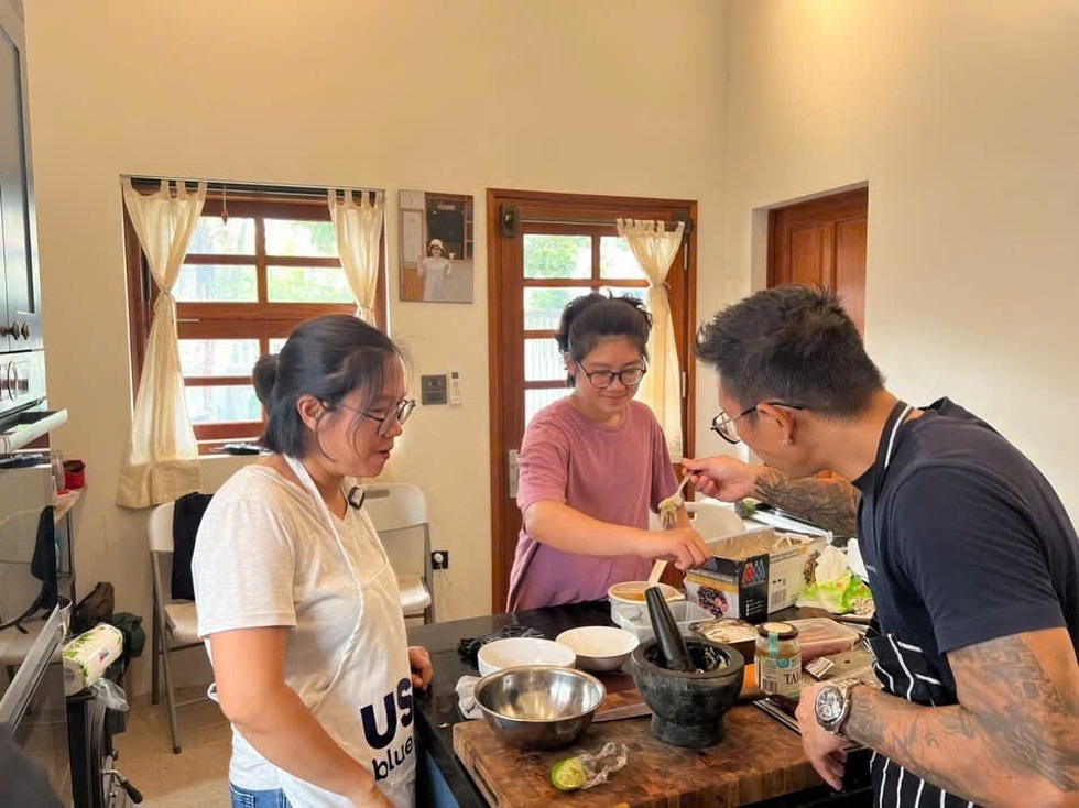 Thiếu niên 15 tuổi bỏ học, ở Singapore một mình làm nhiệm vụ bố giao - 2