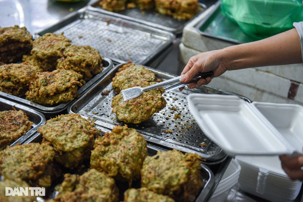 Tưởng bánh rán, khách Tây sửng sốt khi thấy nguyên liệu bò lúc nhúc - 4