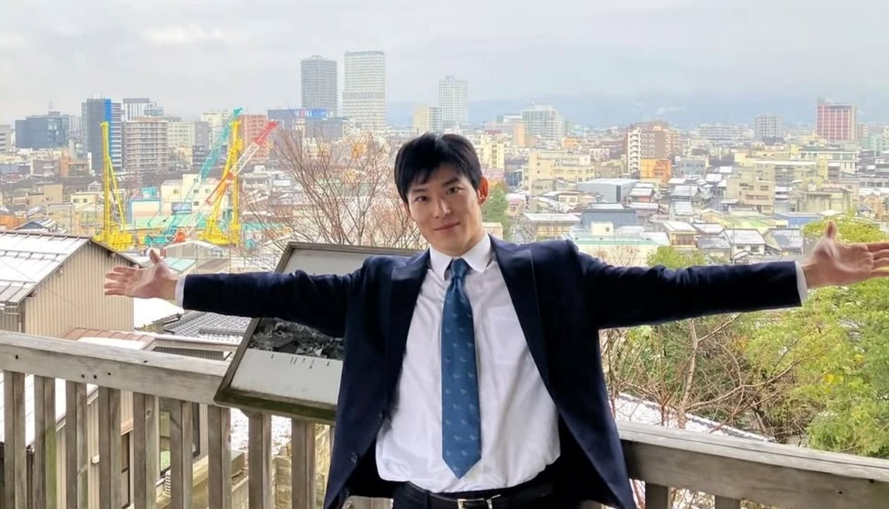 Thống đốc sinh năm 1990 gây bão toàn cõi mạng Nhật Bản: Đẹp trai như tài tử điện ảnh, sở hữu 2 bằng cử nhân, 1 bằng thạc sĩ tại Mỹ- Ảnh 3.
