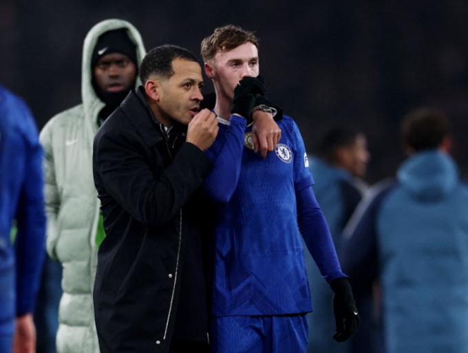 HLV Liam Rosenior trò chuyện với Cole Palmer sau trận. Ảnh: Reuters