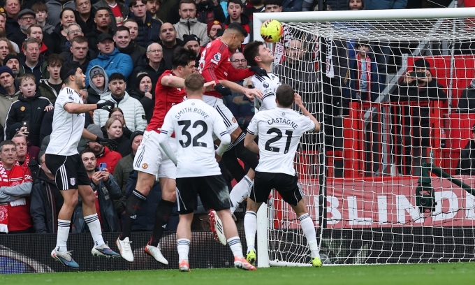 Casemiro đánh đầu mở tỷ số cho Man Utd, trong trận đấu ở vòng 24 Ngoại hạng Anh trên sân Old Trafford, thành phố Manchester, Vương quốc Anh ngày 1/2/2026. Ảnh: Reuters