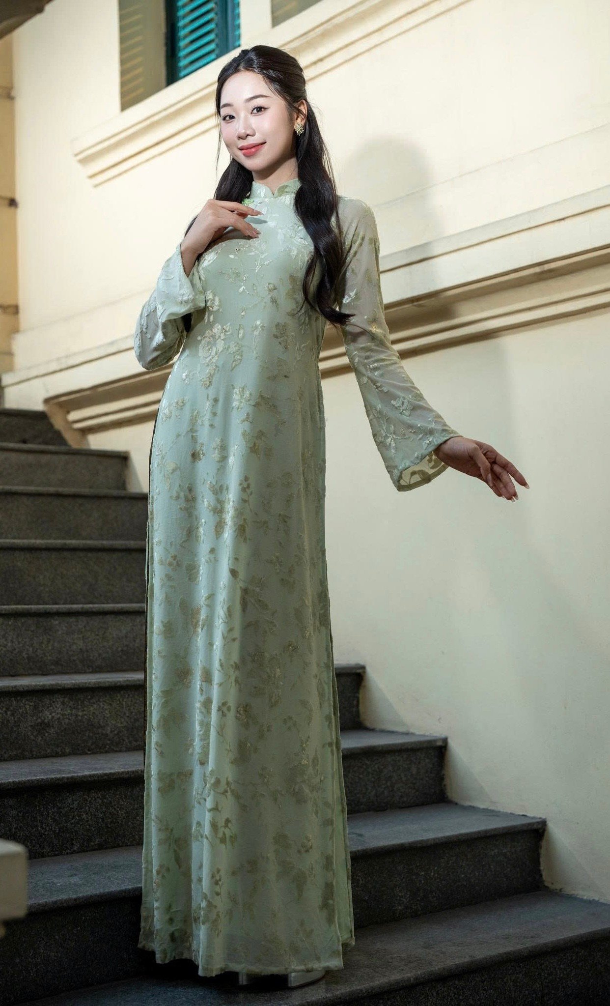 Đại sứ Du lịch và Môi trường Phạm Thùy Dương nền nã trong tà áo dài màu xanh, họa tiết hoa cỏ mùa xuân. Sau cuộc thi Hoa hậu Việt Nam 2024, Thùy Dương đã nhận tấm bằng tốt nghiệp xuất sắc tại Đại học Kinh tế quốc dân. Cô chia sẻ những quan tâm tới vấn đề môi trường, ô nhiễm không khí. "Tôi muốn được nhớ đến như một người trẻ kiên trì và bền bỉ với các dự án môi trường dài hơi, hơn là chỉ dừng lại ở hình ảnh một người đẹp truyền cảm hứng nhất thời", Phạm Thùy Dương nói.