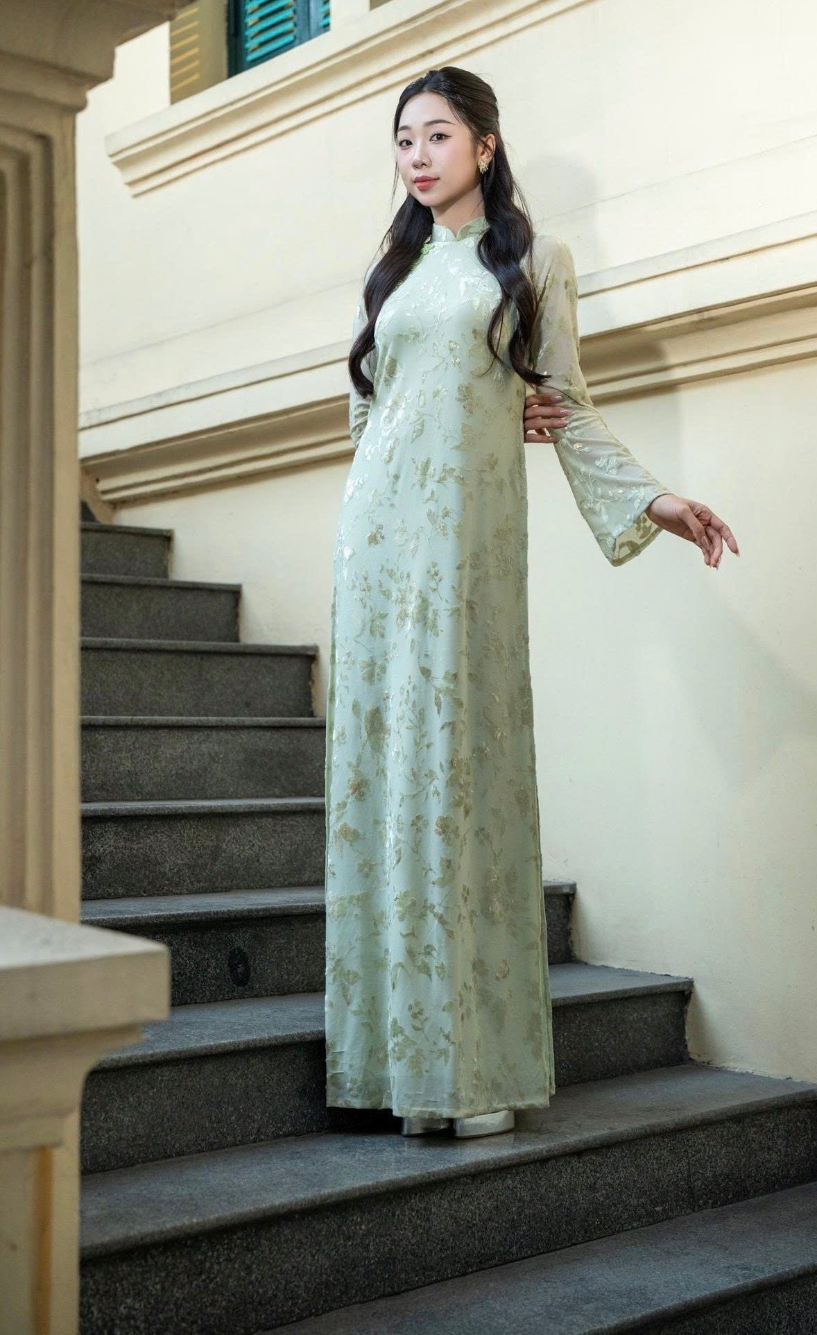 Đại sứ Du lịch và Môi trường Phạm Thùy Dương nền nã trong tà áo dài màu xanh, họa tiết hoa cỏ mùa xuân. Sau cuộc thi Hoa hậu Việt Nam 2024, Thùy Dương đã nhận tấm bằng tốt nghiệp xuất sắc tại Đại học Kinh tế quốc dân. Cô chia sẻ những quan tâm tới vấn đề môi trường, ô nhiễm không khí. "Tôi muốn được nhớ đến như một người trẻ kiên trì và bền bỉ với các dự án môi trường dài hơi, hơn là chỉ dừng lại ở hình ảnh một người đẹp truyền cảm hứng nhất thời", Phạm Thùy Dương nói.