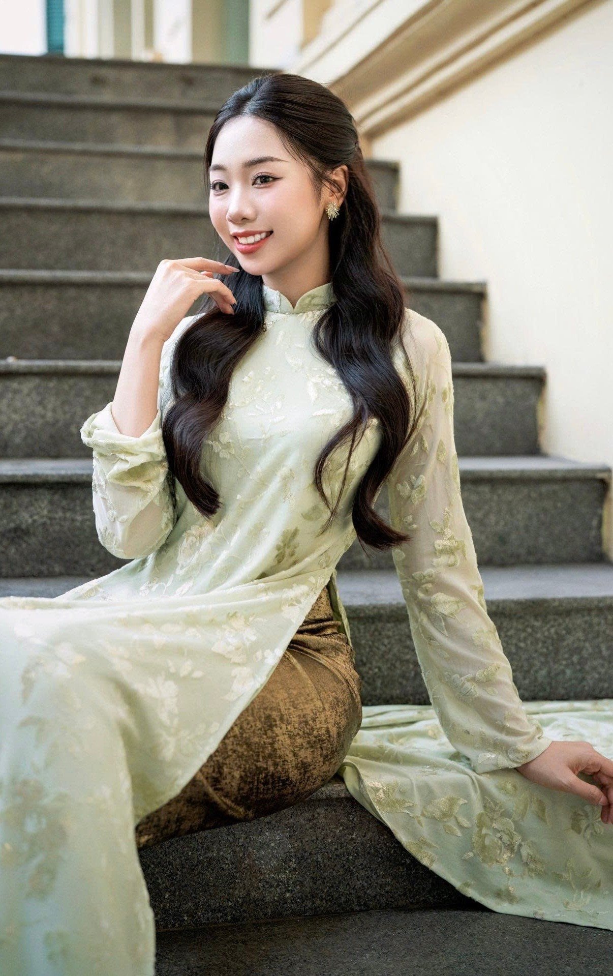 Đại sứ Du lịch và Môi trường Phạm Thùy Dương nền nã trong tà áo dài màu xanh, họa tiết hoa cỏ mùa xuân. Sau cuộc thi Hoa hậu Việt Nam 2024, Thùy Dương đã nhận tấm bằng tốt nghiệp xuất sắc tại Đại học Kinh tế quốc dân. Cô chia sẻ những quan tâm tới vấn đề môi trường, ô nhiễm không khí. "Tôi muốn được nhớ đến như một người trẻ kiên trì và bền bỉ với các dự án môi trường dài hơi, hơn là chỉ dừng lại ở hình ảnh một người đẹp truyền cảm hứng nhất thời", Phạm Thùy Dương nói.