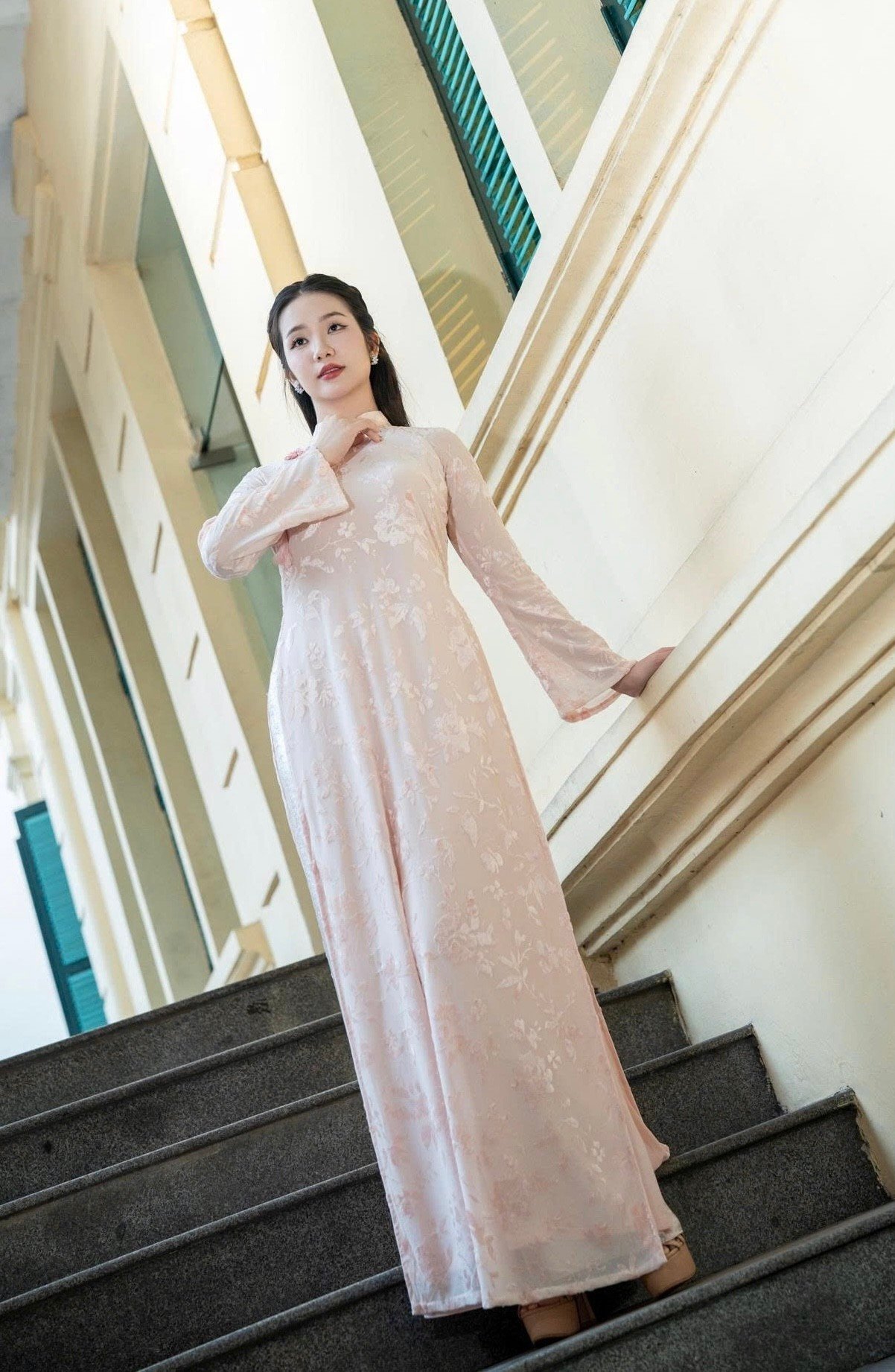 Đại sứ Nhân ái Nguyễn Phương Nhi háo hức khi trải nghiệm không khí tất bật, hối hả những ngày cuối năm ở Hà Nội. Người đẹp chia sẻ cảm xúc thích thú khi khoác lên mình bộ áo dài nền nã, hóa thành cô gái Hà thành xưa. Sau cuộc thi Hoa hậu Việt Nam 2024, Phương Nhi cũng Bắc tiến để tìm kiếm cơ hội phát triển bản thân. Với danh hiệu Đại sứ Nhân ái, Phương Nhi tích cực tham gia các hoạt động từ thiện, xã hội như ngày hội Chủ nhật Đỏ 2026 tại TP Huế, chương trình Sắc xanh sưởi ấm vùng cao 2026: Ươm nắng, dự án Vải vụn... Người đẹp cũng đã tốt nghiệp Cử nhân Kinh doanh Quốc tế và chia sẻ dự định tiếp tục theo đuổi con đường tri thức.