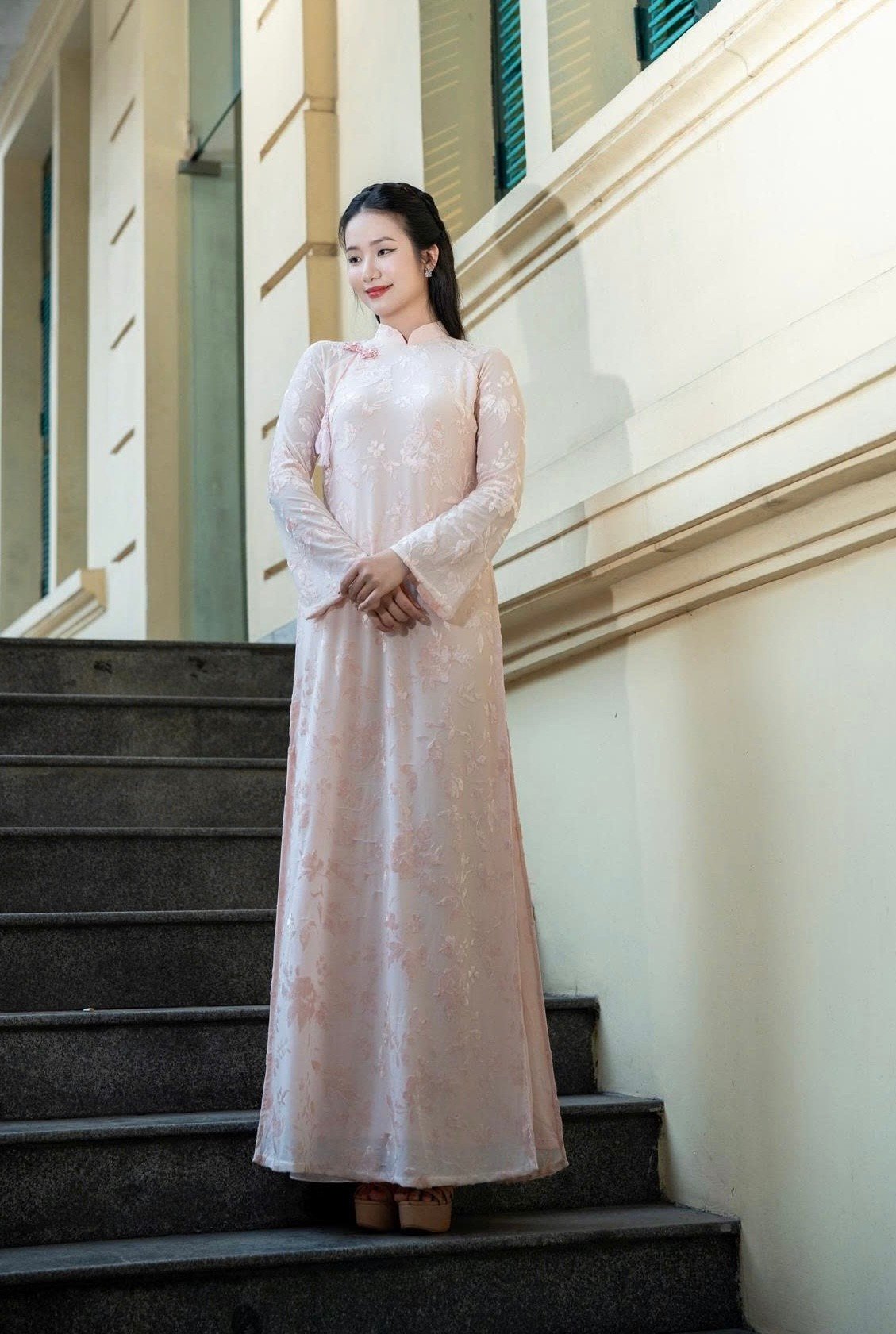 Đại sứ Nhân ái Nguyễn Phương Nhi háo hức khi trải nghiệm không khí tất bật, hối hả những ngày cuối năm ở Hà Nội. Người đẹp chia sẻ cảm xúc thích thú khi khoác lên mình bộ áo dài nền nã, hóa thành cô gái Hà thành xưa. Sau cuộc thi Hoa hậu Việt Nam 2024, Phương Nhi cũng Bắc tiến để tìm kiếm cơ hội phát triển bản thân. Với danh hiệu Đại sứ Nhân ái, Phương Nhi tích cực tham gia các hoạt động từ thiện, xã hội như ngày hội Chủ nhật Đỏ 2026 tại TP Huế, chương trình Sắc xanh sưởi ấm vùng cao 2026: Ươm nắng, dự án Vải vụn... Người đẹp cũng đã tốt nghiệp Cử nhân Kinh doanh Quốc tế và chia sẻ dự định tiếp tục theo đuổi con đường tri thức.