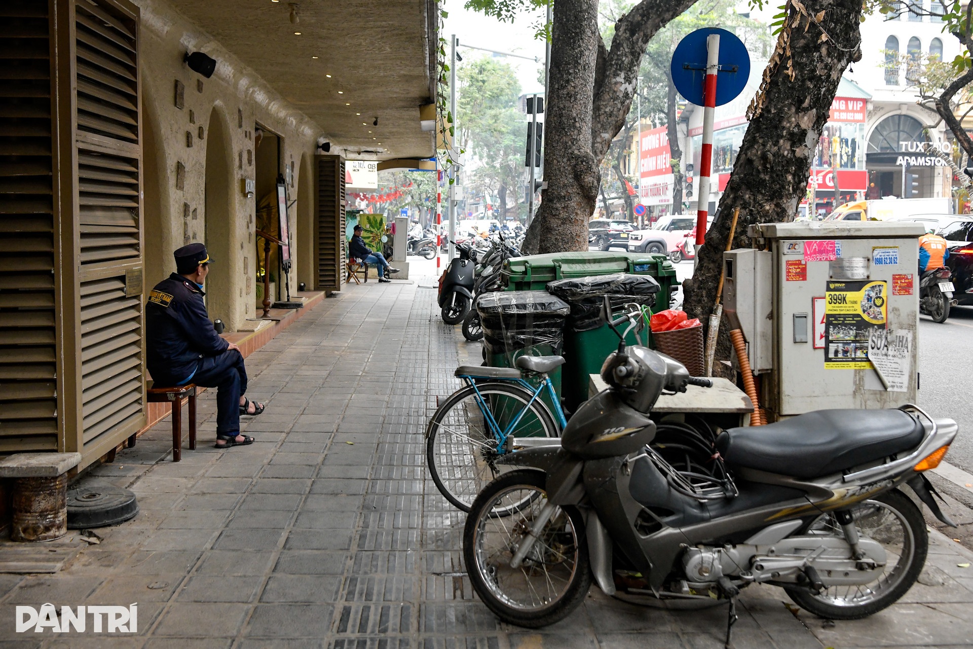 Cảnh trái ngược ở nơi có và không camera AI soi lỗi lấn chiếm vỉa hè - 2