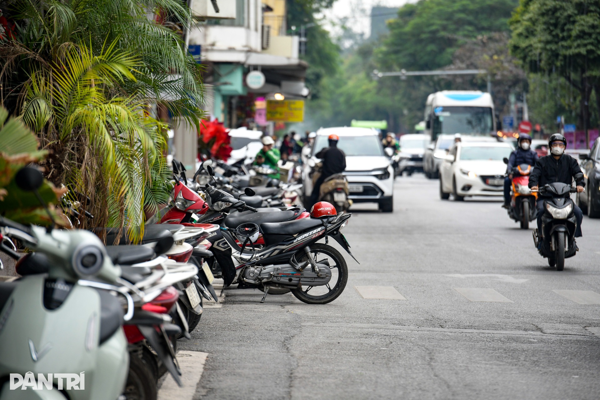 Cảnh trái ngược ở nơi có và không camera AI soi lỗi lấn chiếm vỉa hè - 6