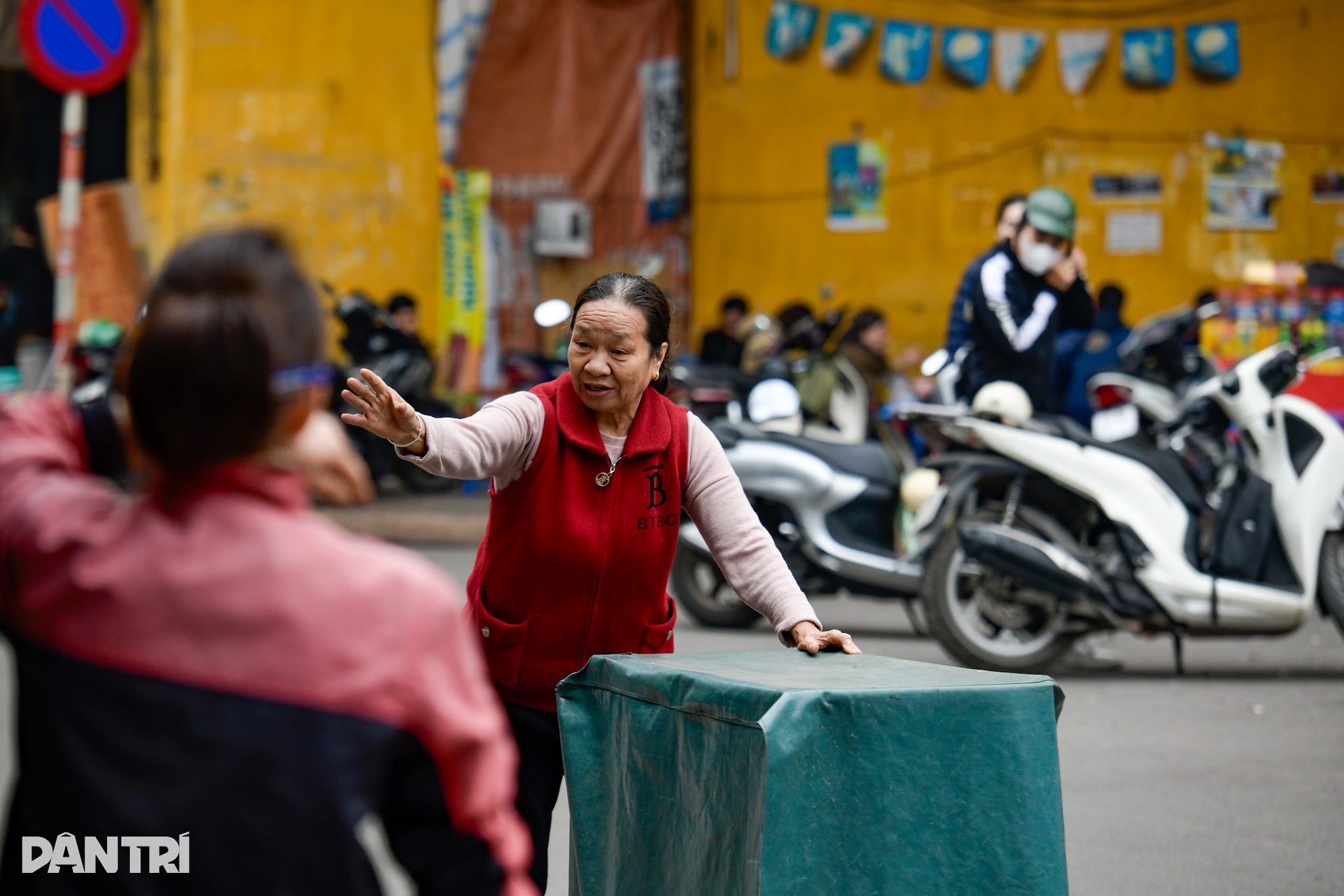Cảnh trái ngược ở nơi có và không camera AI soi lỗi lấn chiếm vỉa hè - 13