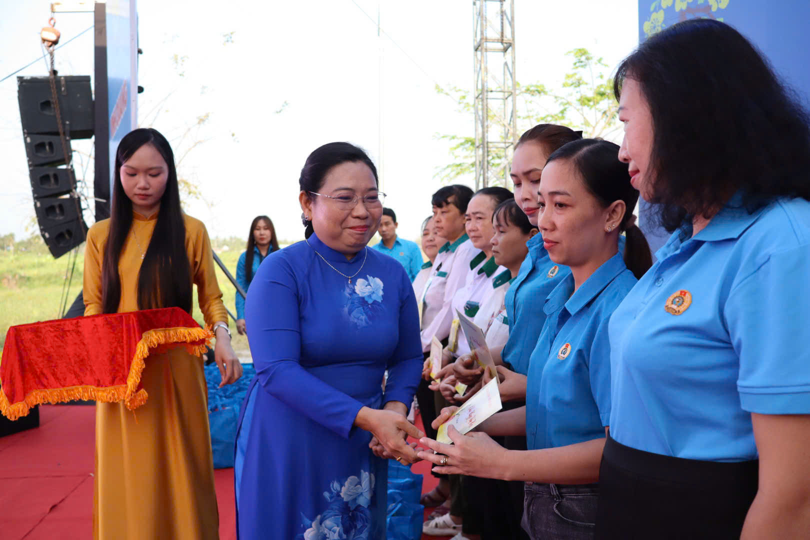 LĐLĐ TP Cần Thơ tặng 20.000 suất quà Tết đến đoàn viên, người lao động - Ảnh 2.