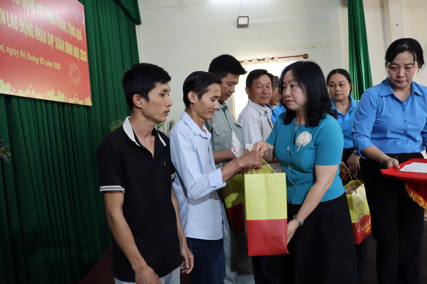 LĐLĐ TP Cần Thơ tặng 20.000 suất quà Tết đến đoàn viên, người lao động - Ảnh 10.