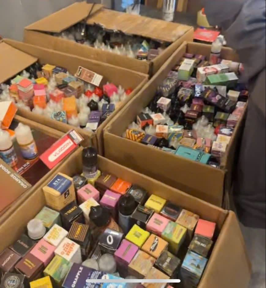 Bên trong căn phòng bí mật của trùm đường dây thuốc lá điện tử ở TPHCM- Ảnh 1.