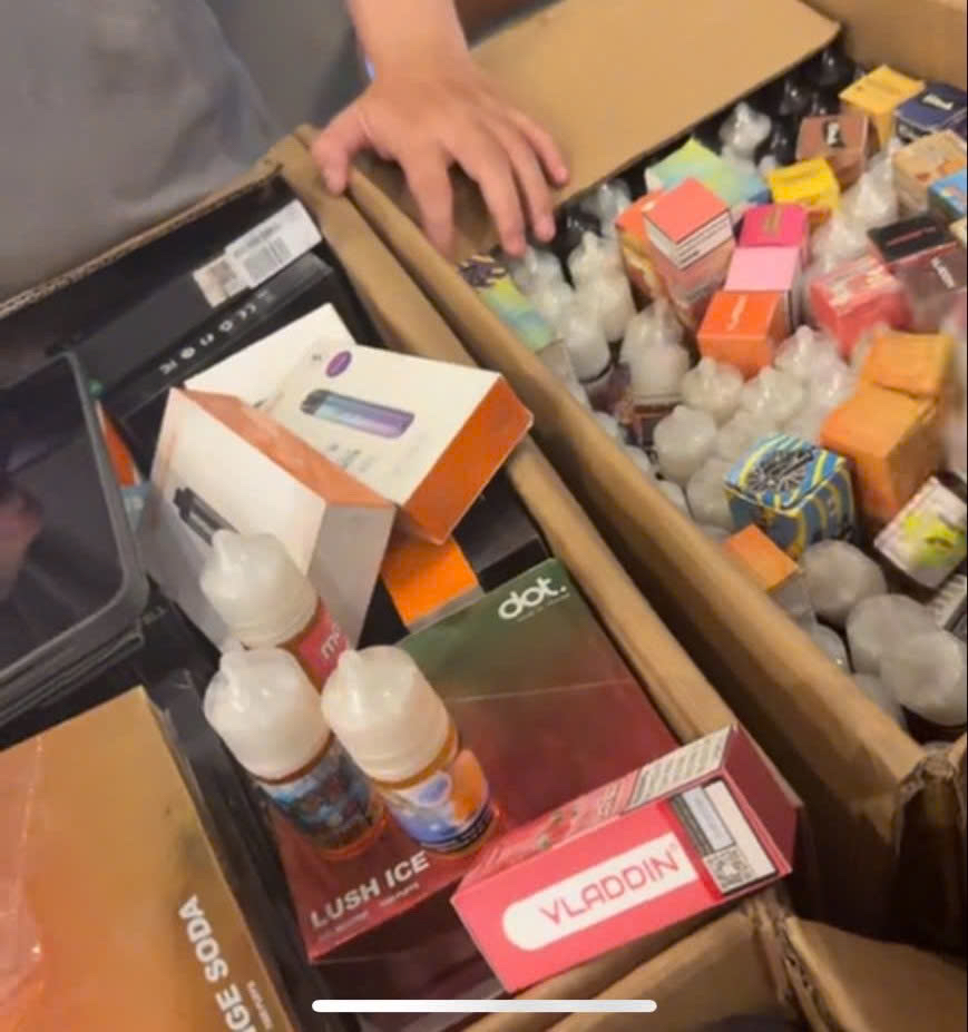 Bên trong căn phòng bí mật của trùm đường dây thuốc lá điện tử ở TPHCM- Ảnh 2.