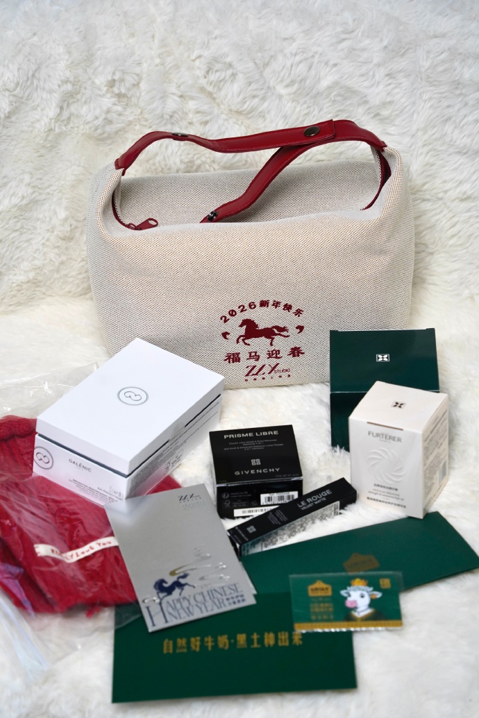 1770191116 84 Dap hop qua Tet soi dang cap sao Cbiz Tieu