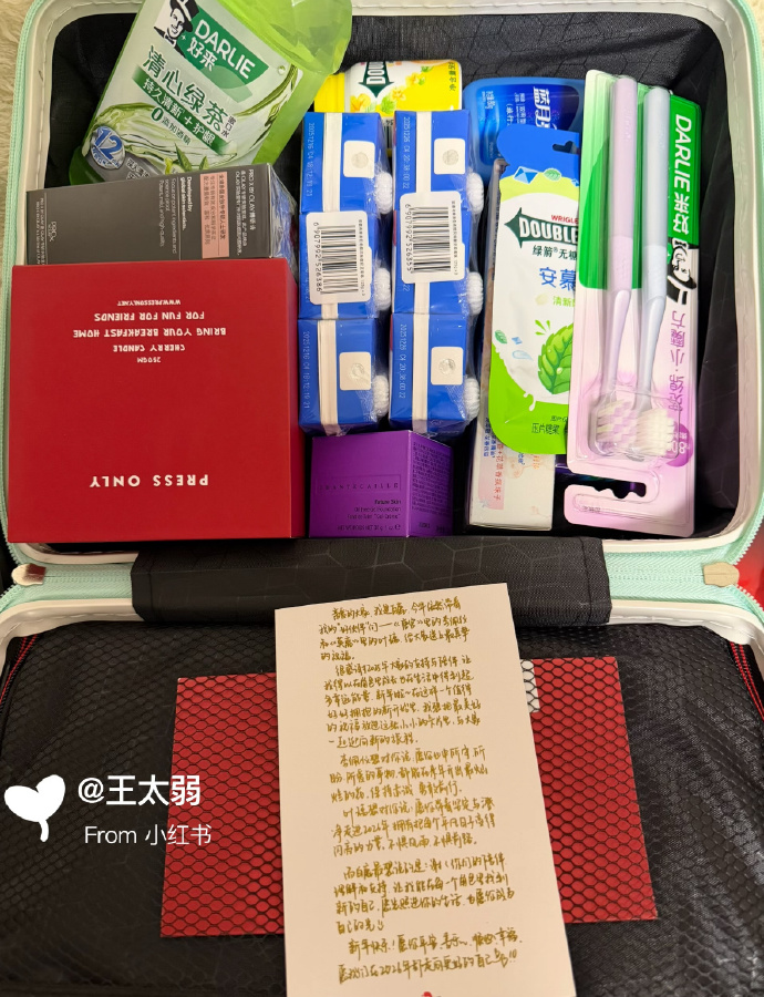 1770191122 875 Dap hop qua Tet soi dang cap sao Cbiz Tieu