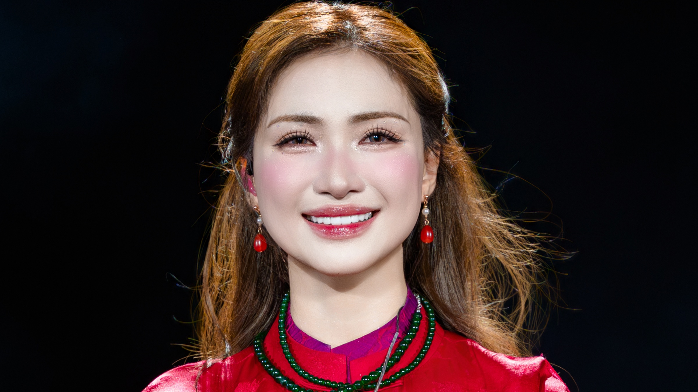 Hòa Minzy chia sẻ về lý do đu dây trong concert