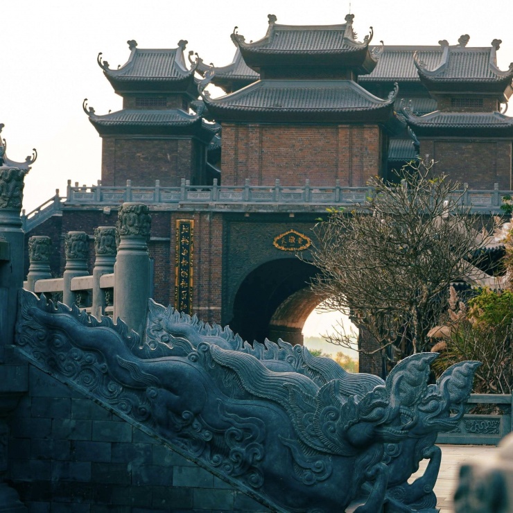 Thung Ui xưa là hành cung Hoa Lư, nằm ở phía tây kinh đô nên được Vua Đinh Tiên Hoàng lập Đàn Xã Tắc tại đây để tế trời đất cầu Quốc thái dân an, mùa màng bội thu.