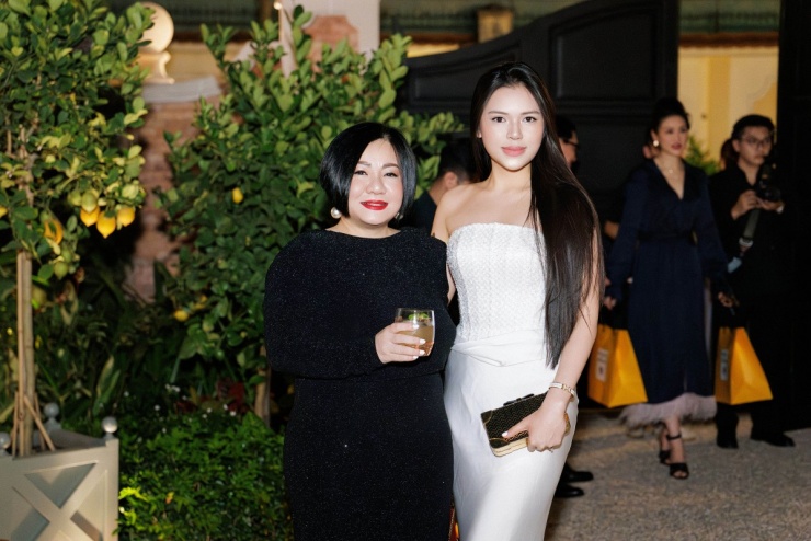 "Bà trùm làng mốt" Trang Lê đi cùng con gái Gia Hân.