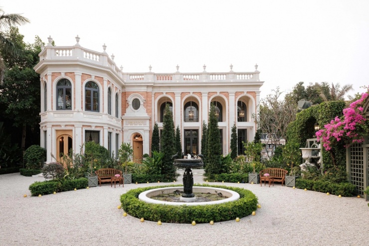 Dinh thự mang tên Thái Công Mansion có diện tích 2.000 m2, được thi công trong một năm. Đây là ngôi nhà thứ tư Thái Công thiết kế cho mình từ khi về Việt Nam cuối 2012, cũng là công trình lớn nhất về quy mô và mức độ đầu tư tiền bạc, chất xám.