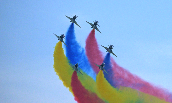 Tiêm kích J-10C bay biểu diễn theo đội hình ở triển lãm tại Singapore hôm 3/2. Ảnh: AFP