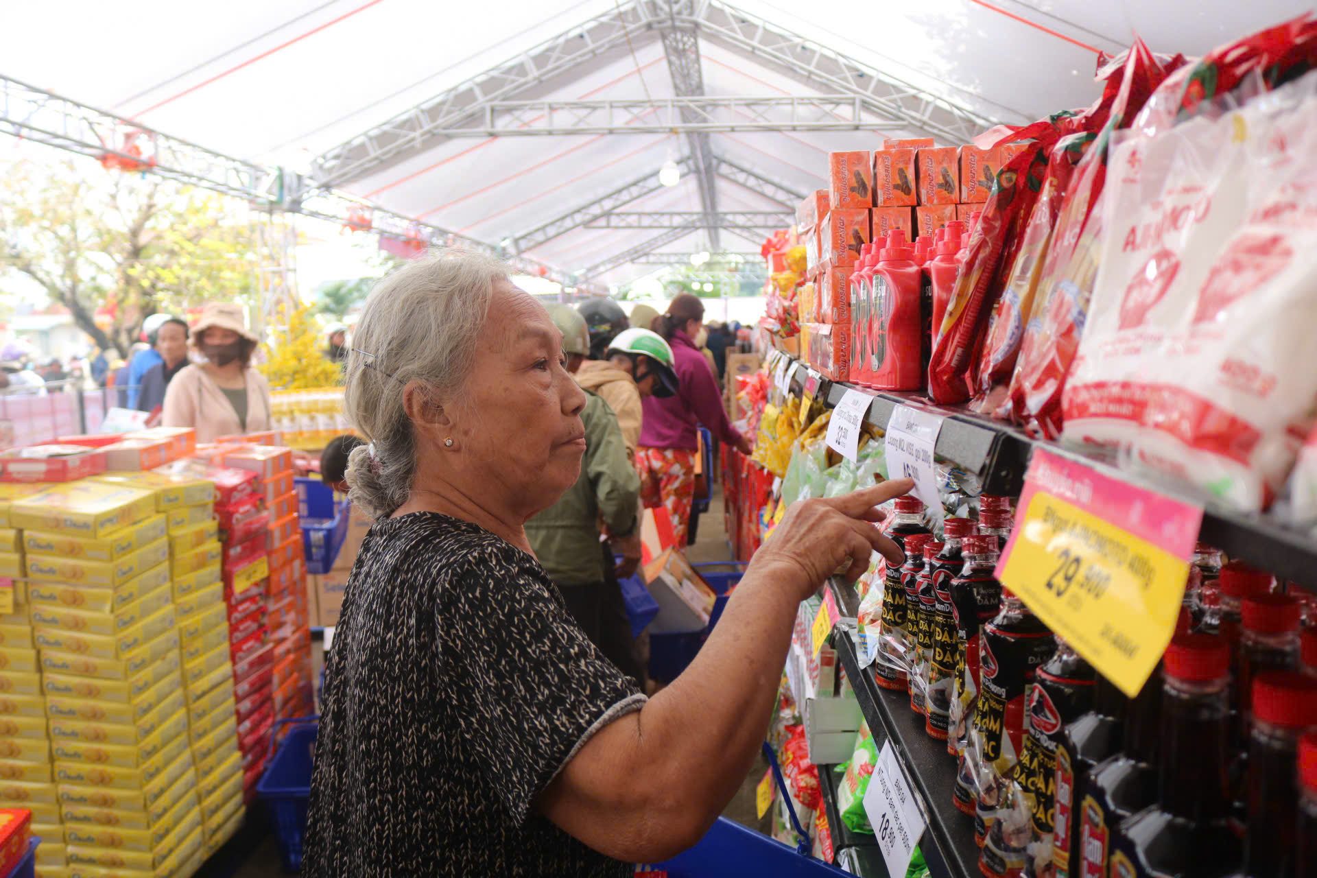 Tết nhân ái đến với đồng bào vùng lũ Đắk Lắk - Ảnh 2.