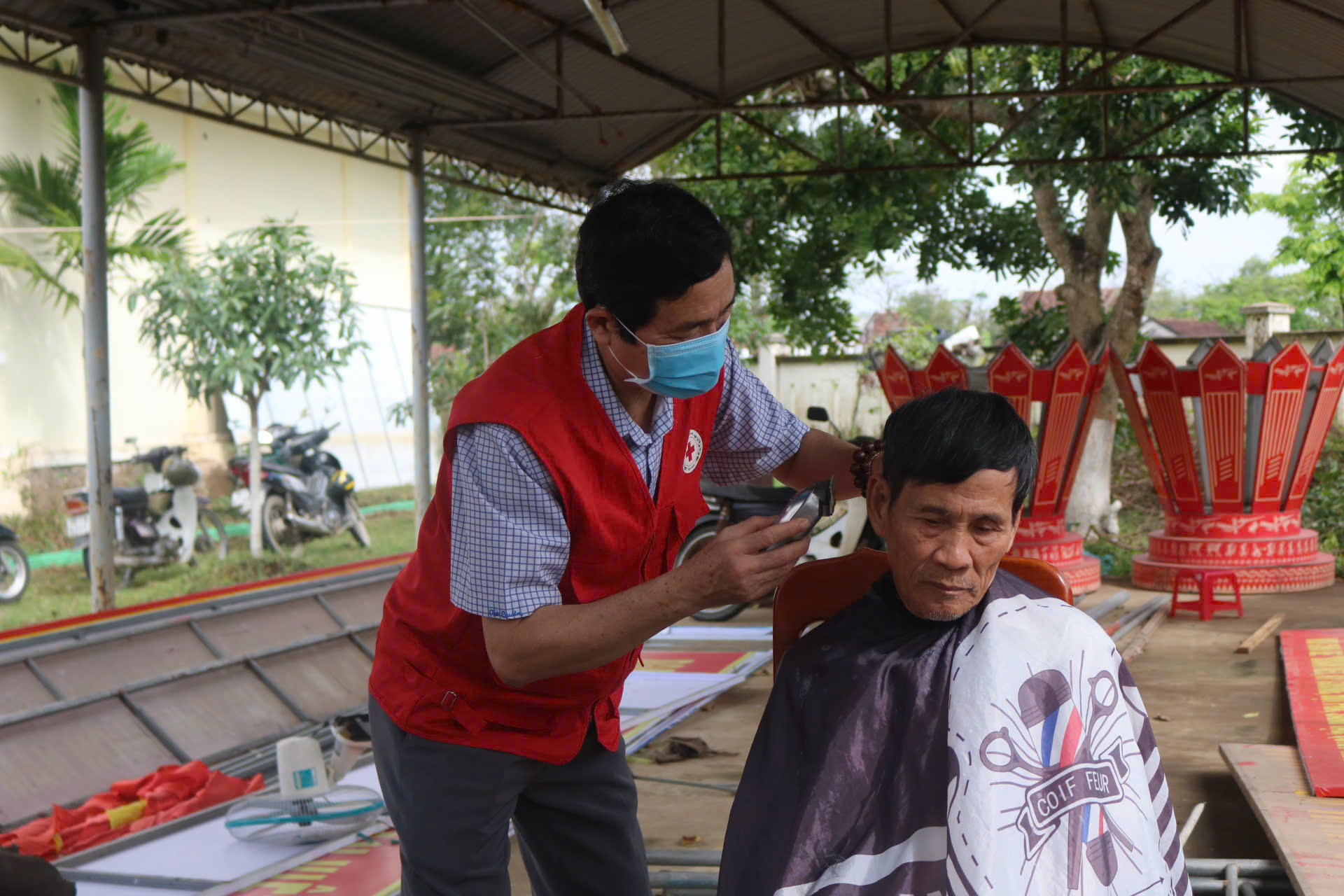 Tết nhân ái đến với đồng bào vùng lũ Đắk Lắk - Ảnh 4.