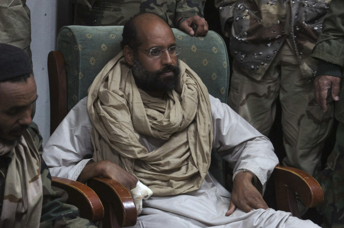Saif al-Islam bị dân quân tại Obari bắt trên đường đào tẩu sang Niger vào tháng 11/2011. Ảnh: Reuters