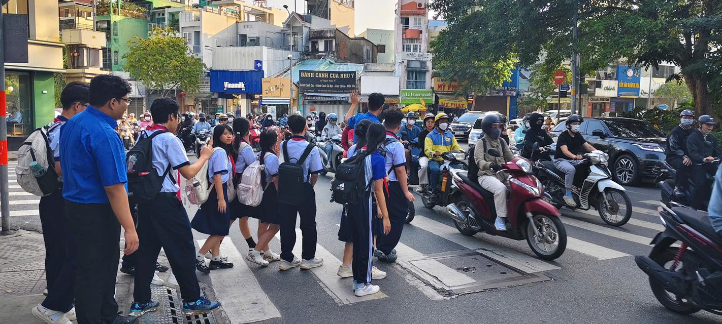Đón Tết bằng việc tử tế, chiến sĩ xuân tình nguyện lan tỏa 'Tết văn minh' khắp ngõ TP.HCM - Ảnh 6.